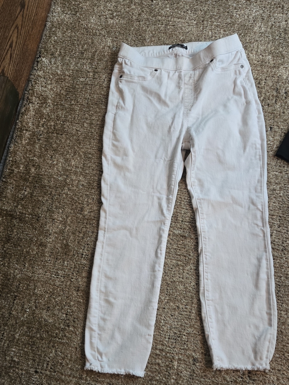 Vera Wang White Skinny Ankle Pants with Frayed Hem